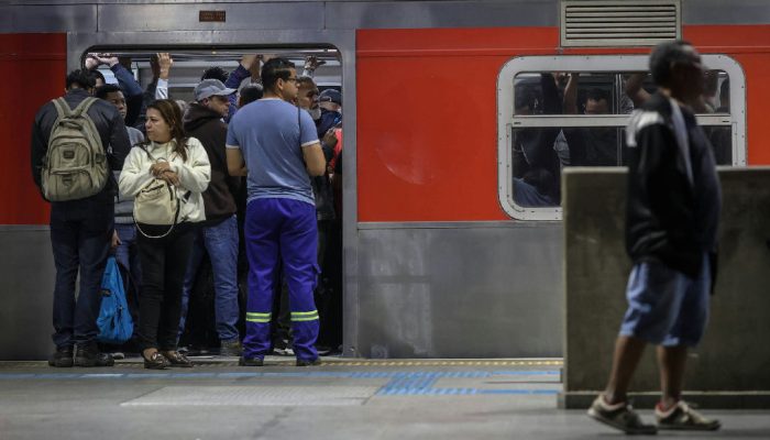 Tarcísio sanciona lei que assegura realocação de ferroviários da CPTM em órgãos estaduais