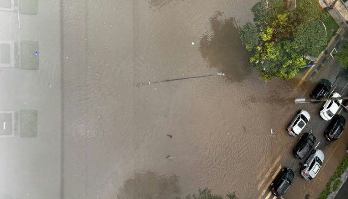 Temporal em São Paulo suspende rodízio de veículos e causa alagamentos generalizados