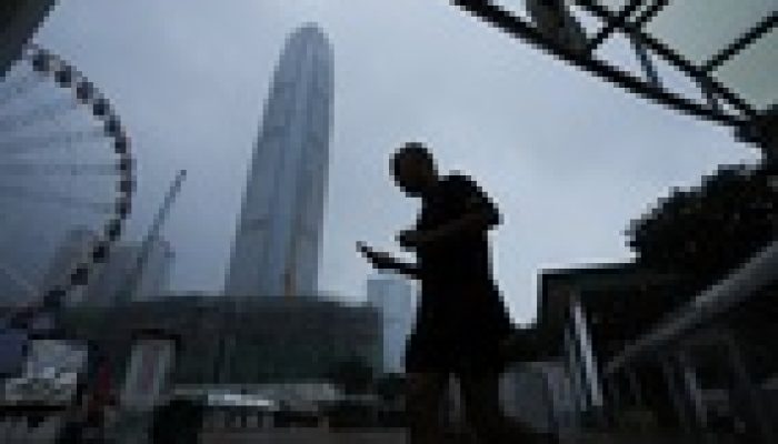Tufão Noul causa evacuação em massa e caos aéreo no sul da China e Hong Kong