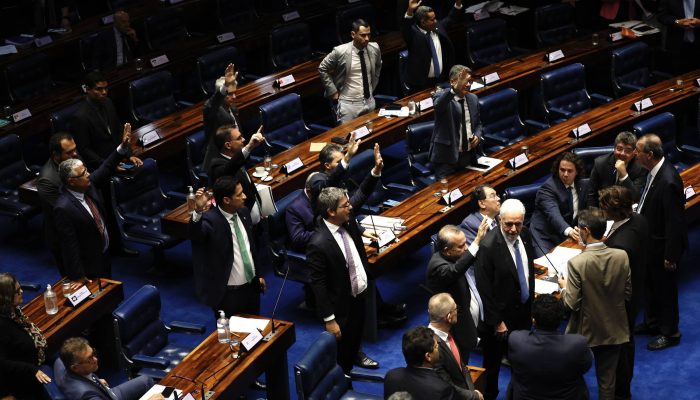 UGT alerta para risco de empregos formais com o fim da 'taxa das blusinhas'