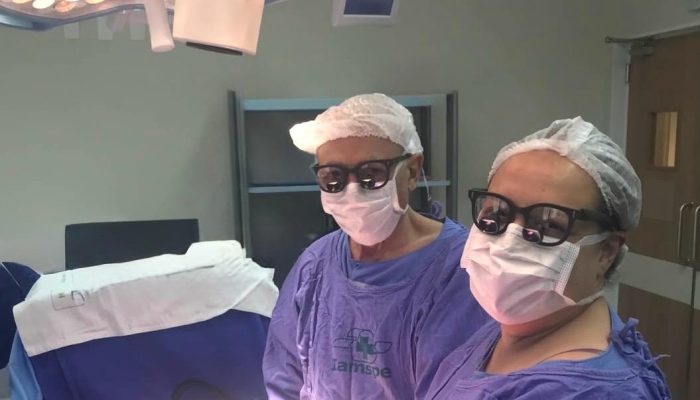 Vocação que une gerações: pai e filha cirurgiões operam corações em hospital de SP