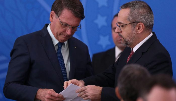 Weintraub, ex-ministro de Bolsonaro, anuncia abstenção e aponta suspeitas contra Flávio